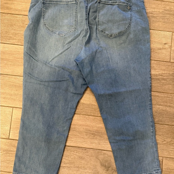 Democracy Karessa Ab Solution Capri Skinny Jean - Picture 2 of 4